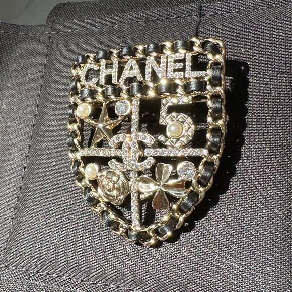 CHANEL 2023V GOLDEN CC LOGO BLACK LEATHER CHAIN SHIELD BROOCH PIN CHARM - Picture 6 of 16